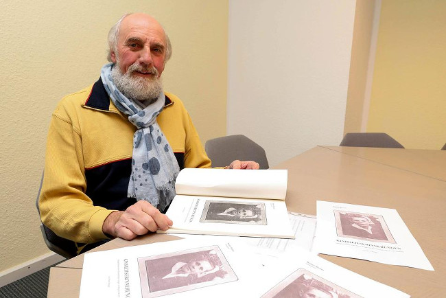 Der bekannte Wassenberger Heimatforscher Walter Bienen präsentiert die Rohfassung seines neuen Buches, in dem es um Kindheitserinnerungen seines Onkels Peter Berger geht. FOTO: JÜRGEN LAASER