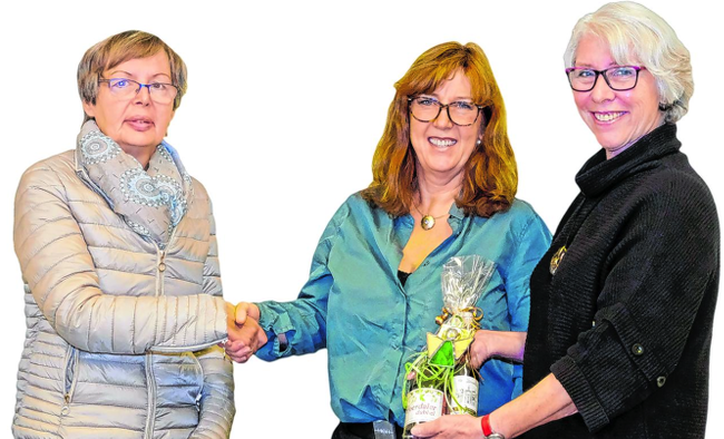 500. Mitglied des Heimatvereins ist Ute Breuer aus Birgelen. es gratulieren die Vorstandsmitglieder Agnes Basten (l.) und Waltraud Kurth (r.) Foto: jwb
