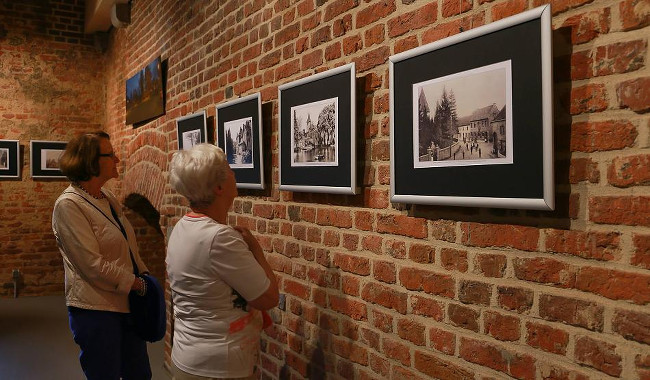 Besucher schauen sich im Wassenberger Bergfried historische Fotos aus den vergangenen 120 Jahren an. FOTO: RUTH KLAPPROTH
